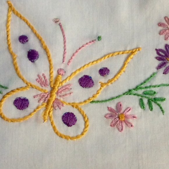 Vintage Hand Embordered Pillowcases Napkins and Table runner. - Picture 2 of 10